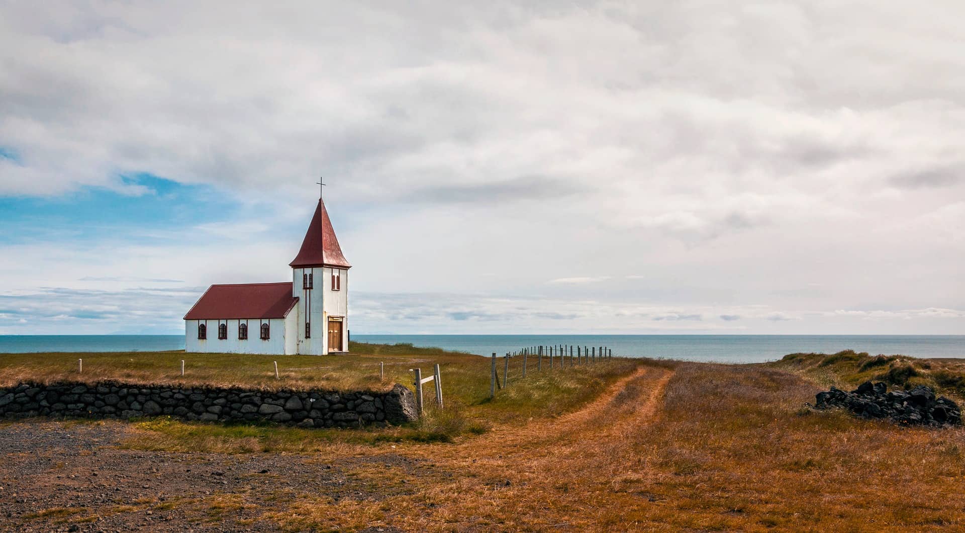 Die weiße Erkerkerkerkerk mit dunkelroter Turmspitze auf dem Dünenrücken bei Callantsoog